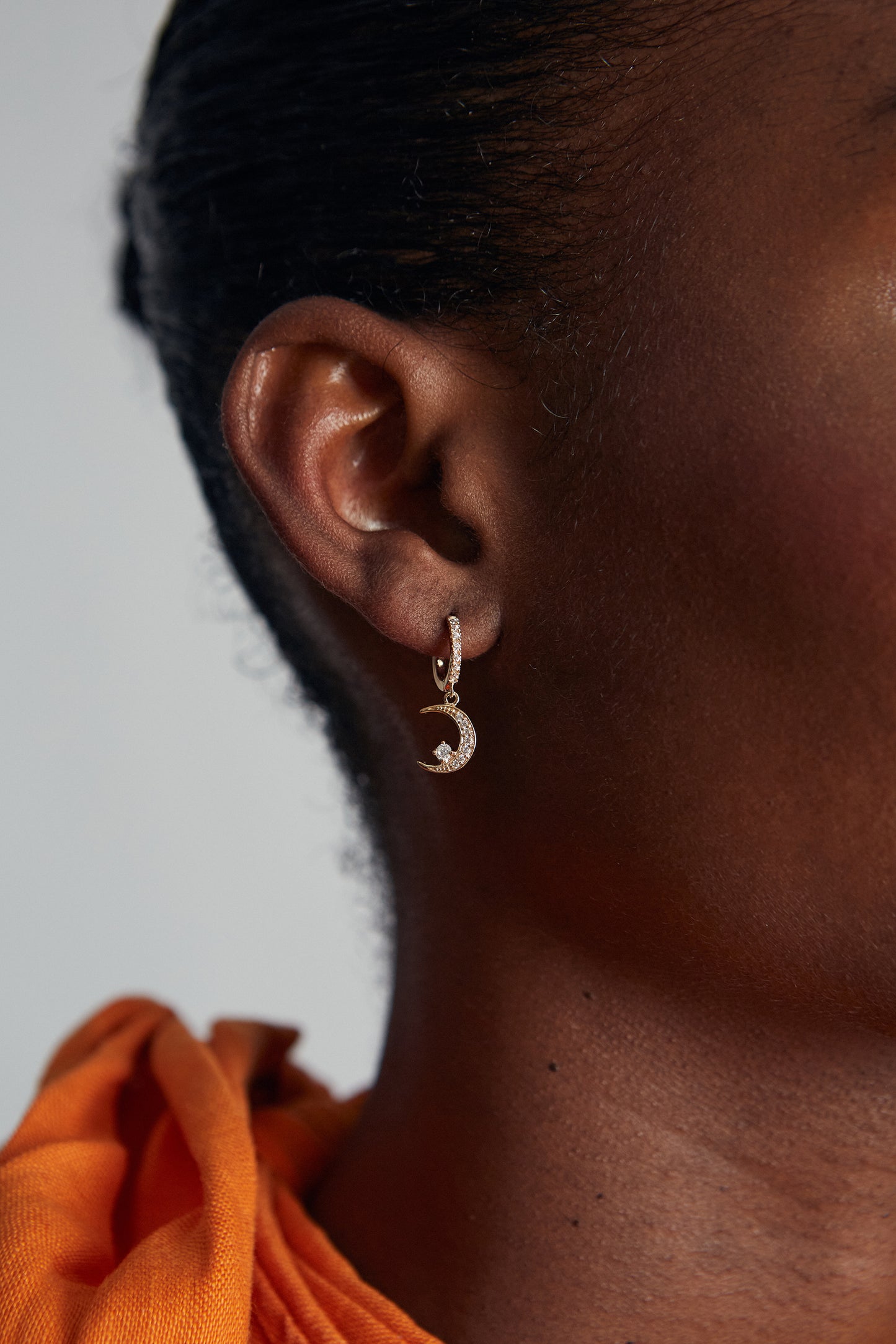 SHINY MOON SINGLE EARRING