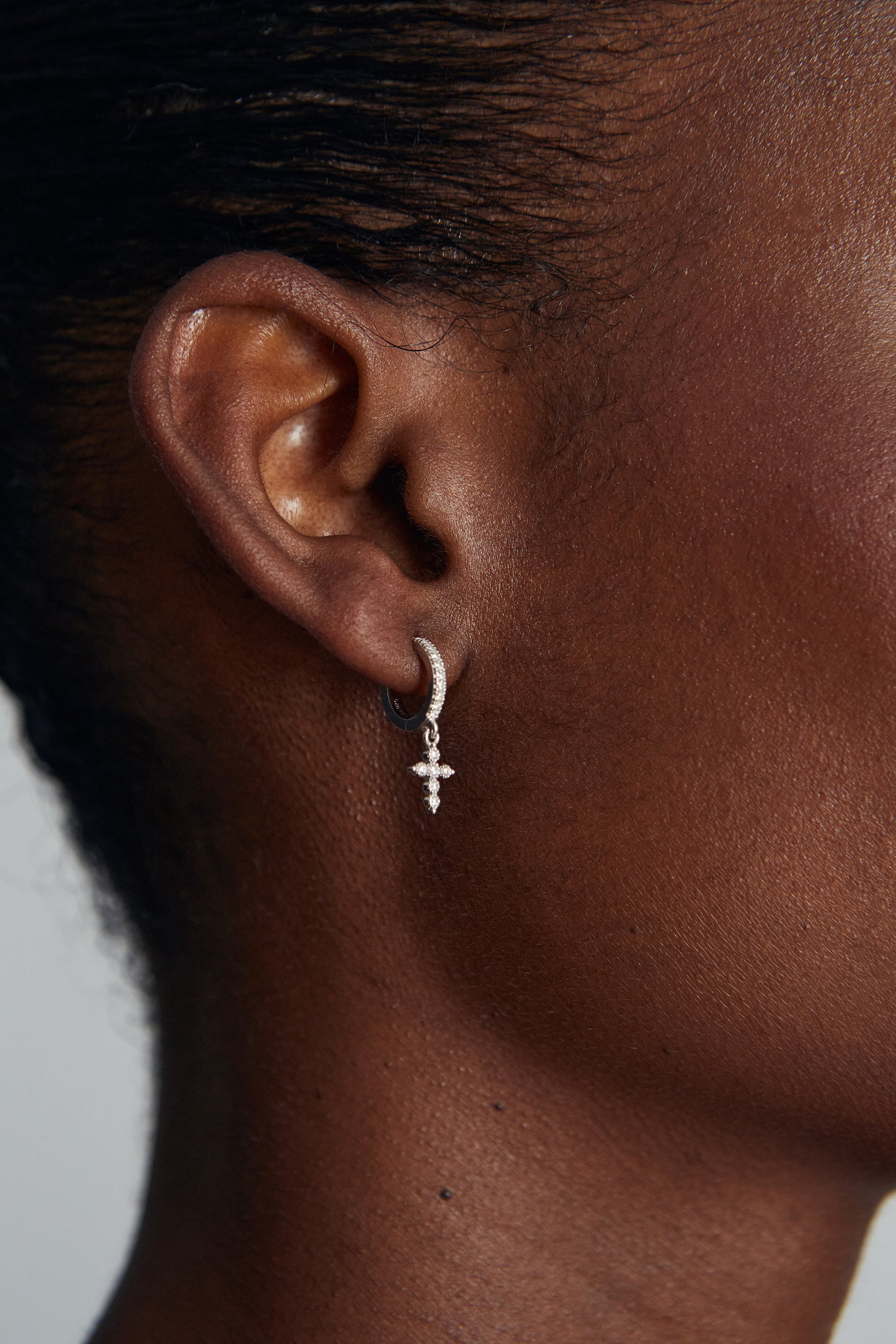 SHINY CROSS SINGLE EARRING